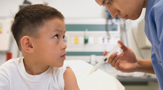 Phản ứng dây truyền tiêm chủng 19 trẻ bị mệt xỉu sau tiêm vắc xin sởi – rubella